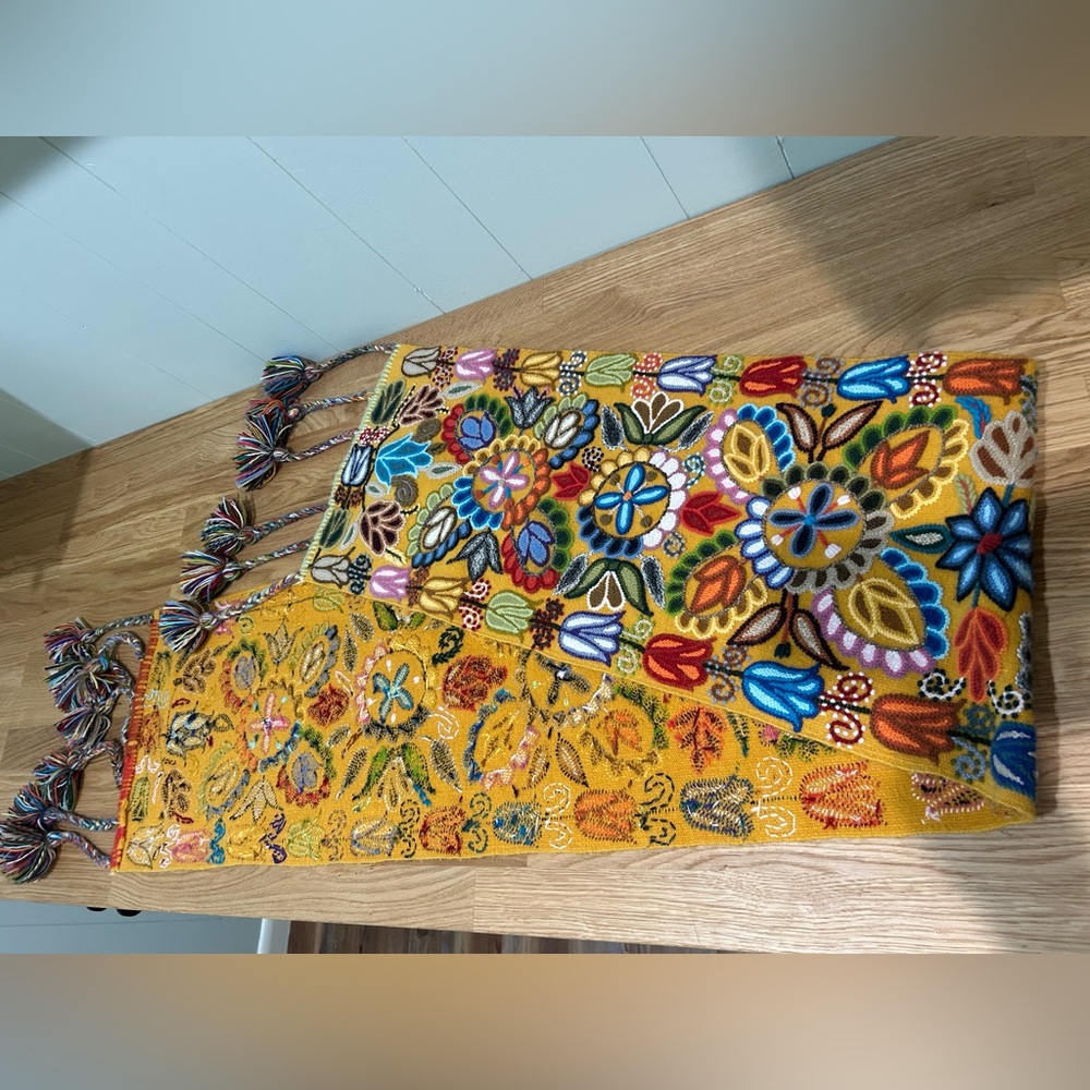 Artesanías Wari Urpi Embroidered  Dining Table Runner